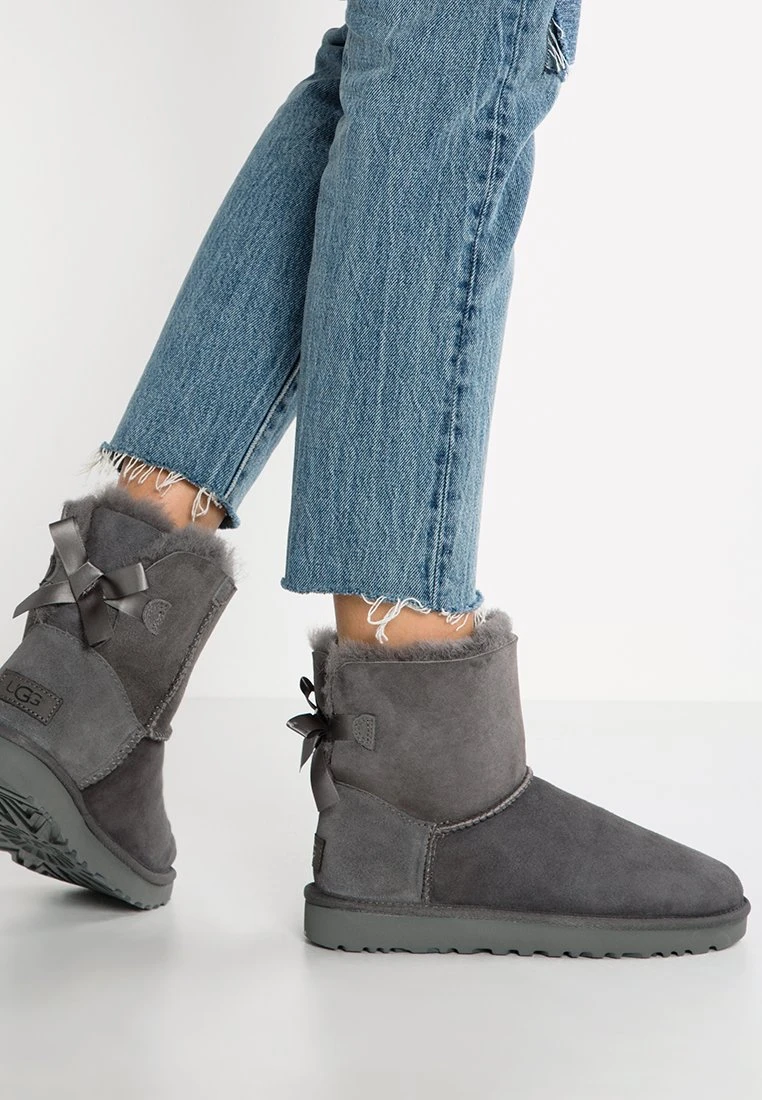 Ugg Mini Bailey Bow - Korte Laarzen - Grey 1 Ugg Mini Bailey Bow - Korte Laarzen - Grey
