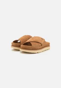 Ugg GoldenstarCross Slide - Muiltjes - Chestnut 9 Ugg GoldenstarCross Slide - Muiltjes - Chestnut -Ugg 0af511ff12cb432cbc96d63b24b639d7