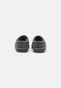Ugg Tasman - Pantoffels - Dark Grey 8 Ugg Tasman - Pantoffels - Dark Grey -Ugg 2863ebce3ac747bba3f0286ad37c9bec