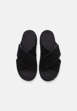 Ugg GoldenstarCross Slide - Muiltjes - Black 9 Ugg GoldenstarCross Slide - Muiltjes - Black -Ugg 29d0c2f24b7846348408bd2846e3834f