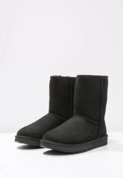 Ugg Classic Short - Korte Laarzen - Black 10 Ugg Classic Short - Korte Laarzen - Black -Ugg 2e5abba17bb24af5b47280d083d48070