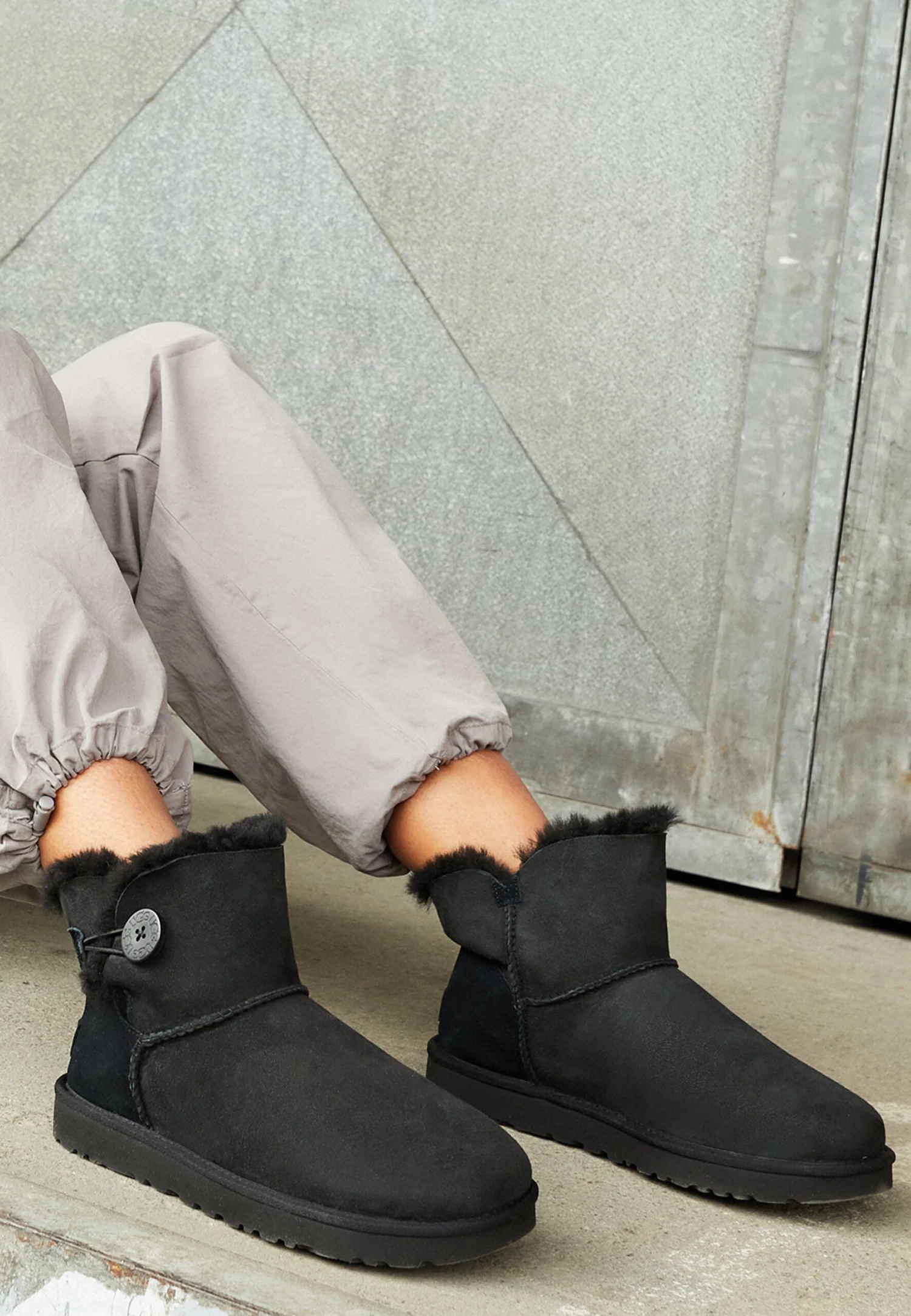 Ugg Mini Bailey Button - Korte Laarzen - Black 2 Ugg Mini Bailey Button - Korte Laarzen - Black - Afbeelding 2