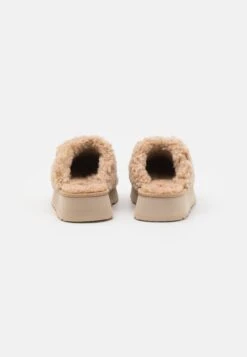 Ugg Maxi Curly Platform - Pantoffels - Sand -Ugg 31c8816c11404bce932dfba3e5b6c8b4
