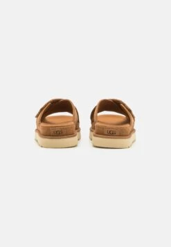 Ugg GoldenstarCross Slide - Muiltjes - Chestnut 10 Ugg GoldenstarCross Slide - Muiltjes - Chestnut -Ugg 329d883099384fce8132fd584d1df559