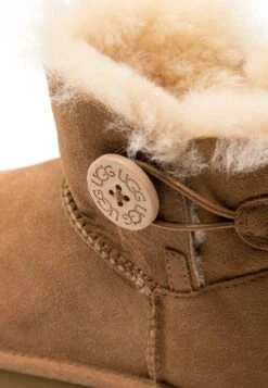Ugg Mini Bailey Button - Korte Laarzen - Chestnut -Ugg 36e837ccda904301913c71034c08c7dd