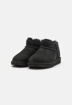 Ugg Classic Ultra Mini Unisex - Korte Laarzen - Black 13 Ugg Classic Ultra Mini Unisex - Korte Laarzen - Black -Ugg 3e2005d52c054370837645231cf27063