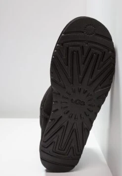 Ugg Classic Mini - Korte Laarzen - Black 10 Ugg Classic Mini - Korte Laarzen - Black -Ugg 41d7f2aef5d9485796a2f583987981fe
