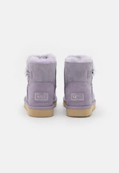Ugg Mini Bailey Button Bling - Korte Laarzen - June Gloom 9 Ugg Mini Bailey Button Bling - Korte Laarzen - June Gloom -Ugg 4748b6eda77748119b0a22a8d1618f7e