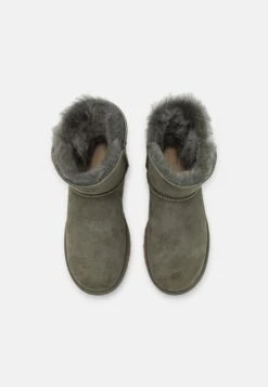 Ugg Mini Bailey Button - Korte Laarzen - Forest Night 11 Ugg Mini Bailey Button - Korte Laarzen - Forest Night -Ugg 4f7ed4f70dfc4a33ace4ddd778480b9c