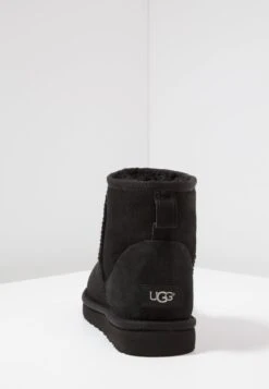 Ugg Classic Mini - Korte Laarzen - Black 9 Ugg Classic Mini - Korte Laarzen - Black -Ugg 5c3df8a71311408f815b3420df1f277d
