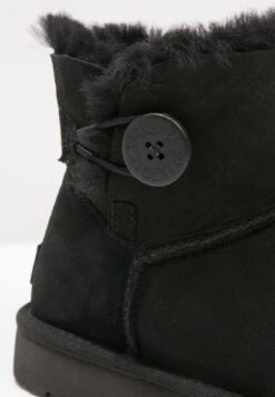 Ugg Mini Bailey Button - Korte Laarzen - Black 17 Ugg Mini Bailey Button - Korte Laarzen - Black -Ugg 6720ef23cc1e41c19bbfbed4bcaba47b