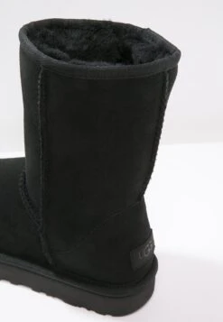 Ugg Classic Short - Korte Laarzen - Black 9 Ugg Classic Short - Korte Laarzen - Black -Ugg 6790175658784066a7b943ccbcca551d