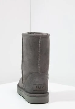 Ugg Classic Short - Korte Laarzen - Grey 11 Ugg Classic Short - Korte Laarzen - Grey -Ugg 6b594e01cdee41acaed1891546f96c25