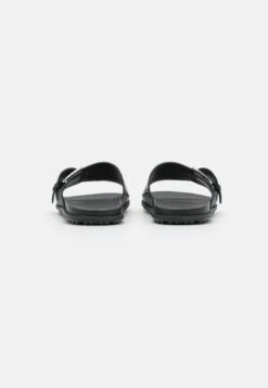 Ugg Solivan Buckle Slide - Muiltjes - Black 9 Ugg Solivan Buckle Slide - Muiltjes - Black -Ugg 72feddb8bcca43f79cc98d6c83f907eb
