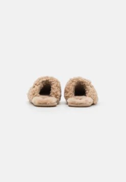 Ugg Maxi Curly Slide - Pantoffels - Sand 9 Ugg Maxi Curly Slide - Pantoffels - Sand -Ugg 7a5c0c81c53845faaf6e05c68bd00159