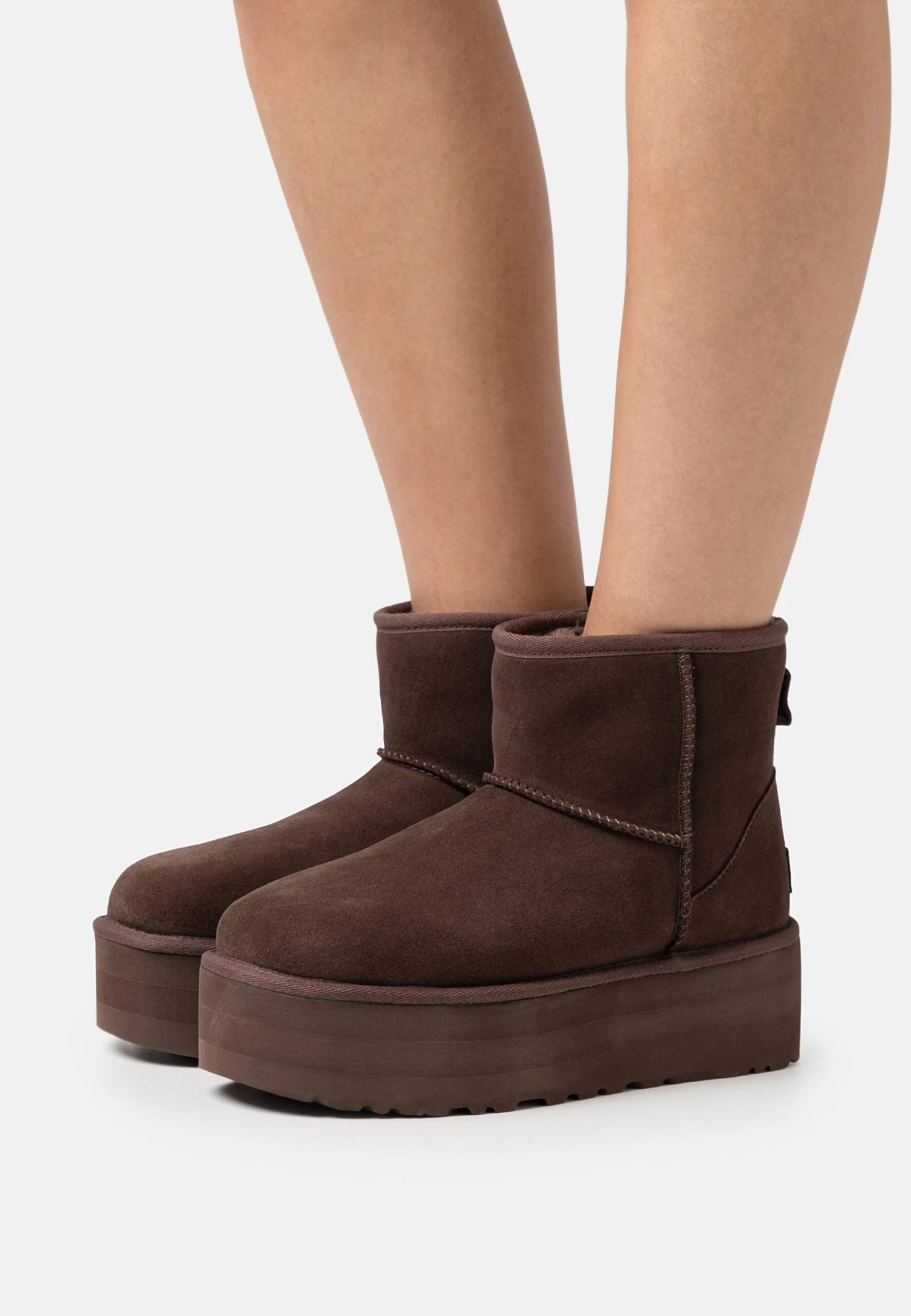 Ugg Classic Mini Platform - Enkellaarsjes Met Plateauzool - Burnt Cedar 1 Ugg Classic Mini Platform - Enkellaarsjes Met Plateauzool - Burnt Cedar