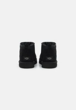 Ugg Classic Ultra Mini - Korte Laarzen - Black -Ugg 8134df8a2a3c4290a1c66873ab0388cc