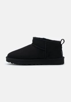 Ugg Classic Ultra - Korte Laarzen - Black 10 Ugg Classic Ultra - Korte Laarzen - Black -Ugg 82b271a9b3cd4e799cb6c4fc6f352c2a
