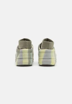 Ugg Tasman X Camopop - Instappers - Moss Green 11 Ugg Tasman X Camopop - Instappers - Moss Green -Ugg 876383a20fa34377866aa675fc5dab6a