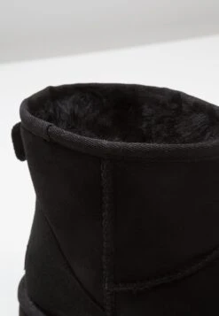 Ugg Classic Mini - Korte Laarzen - Black 11 Ugg Classic Mini - Korte Laarzen - Black -Ugg a1c36455aaf346afa353960f0c9495d6