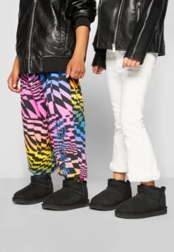 Ugg Classic Ultra Mini Unisex - Korte Laarzen - Black 12 Ugg Classic Ultra Mini Unisex - Korte Laarzen - Black -Ugg a735bb0c9831483998b3af404d973117