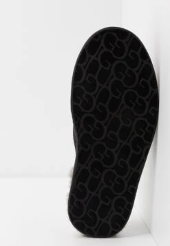 Ugg Scuff - Pantoffels - Black 10 Ugg Scuff - Pantoffels - Black -Ugg a7d657a828814ad5b648a220729f64dd