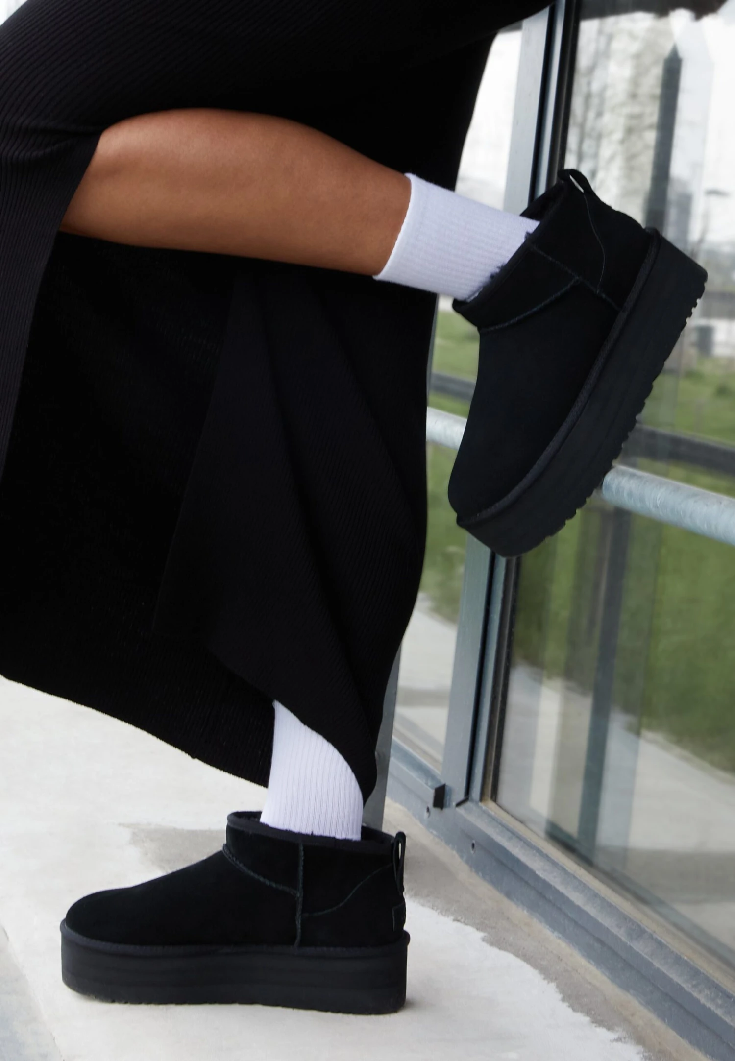 Ugg Classic Ultra Mini Platform - Enkellaarsjes Met Plateauzool - Black 2 Ugg Classic Ultra Mini Platform - Enkellaarsjes Met Plateauzool - Black - Afbeelding 2