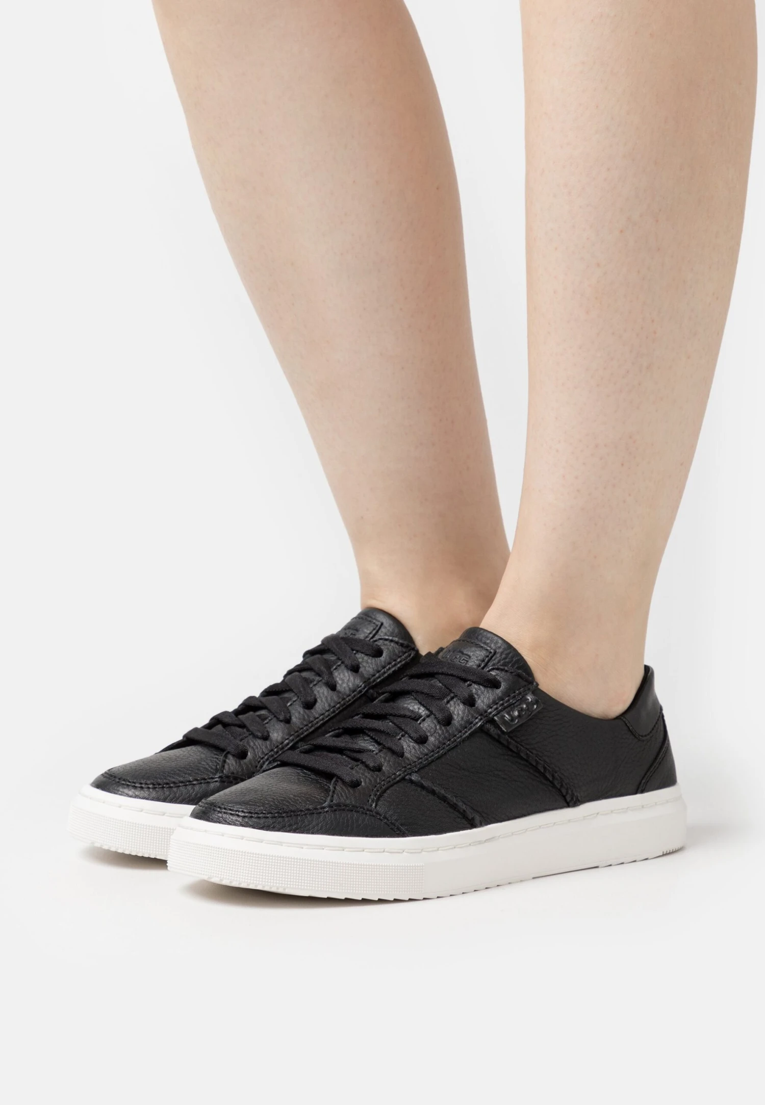 Ugg Alameda Lace - Sneakers Laag - Black 1 Ugg Alameda Lace - Sneakers Laag - Black