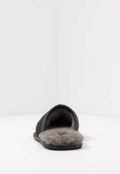 Ugg Scuff - Pantoffels - Black 9 Ugg Scuff - Pantoffels - Black -Ugg da757aff0ffe4030af4ba8238bcf11e5