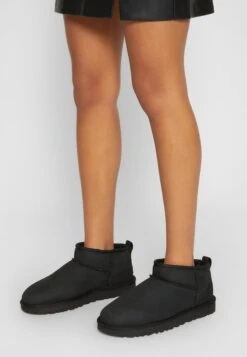 Ugg Classic Ultra - Korte Laarzen - Black 11 Ugg Classic Ultra - Korte Laarzen - Black -Ugg de498aa2736e4f36b63fd5ecd886217b