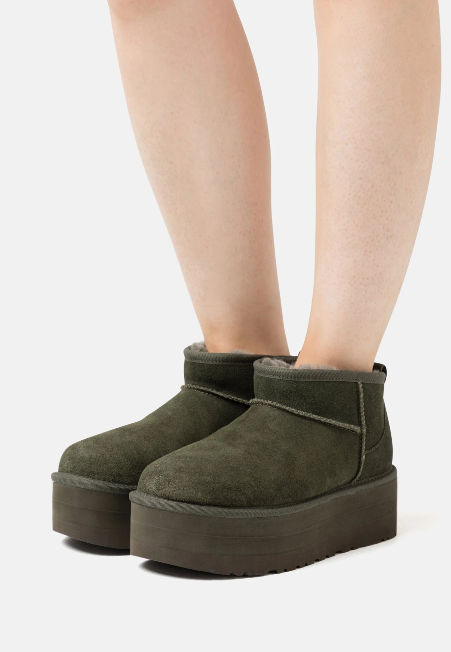 Ugg Classic Ultra Mini Platform - Enkellaarsjes Met Plateauzool - Moss Green 1 Ugg Classic Ultra Mini Platform - Enkellaarsjes Met Plateauzool - Moss Green