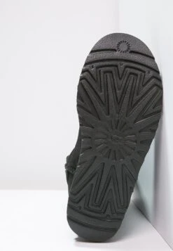 Ugg Classic Short - Korte Laarzen - Black 13 Ugg Classic Short - Korte Laarzen - Black -Ugg ff96998bac054496ae2acc6372045473